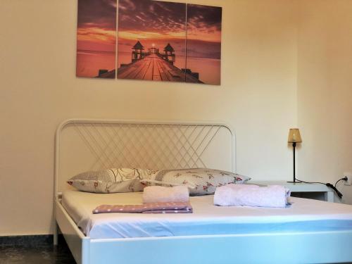 Postel nebo postele na pokoji v ubytování Argo apartment 15min from the airport, 1min from the beach ARTEMIS CITY CENTER
