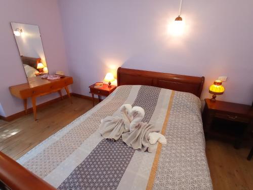 - une chambre avec 2 serviettes de cygne sur un lit dans l'établissement Le gîte de la placette - coeur de village, à Limogne-en-Quercy