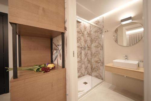 ein Badezimmer mit Toilette, Waschbecken und Spiegel in der Unterkunft ELISEO PALACE TROPEA in Tropea