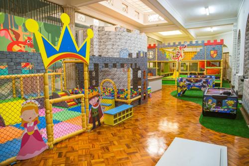 ポソス・デ・カルダスにあるPalace Hotel - Poços de Caldasの城と遊具のある子供用プレイルーム