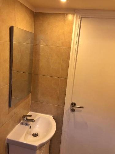 Bilik mandi di Argo apartment 15min from the airport, 1min from the beach ARTEMIS CITY CENTER