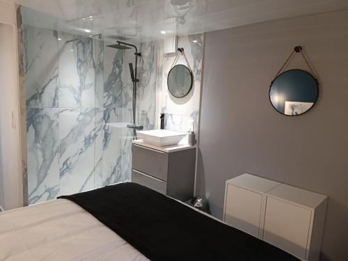 bagno con letto, doccia e specchio di Domaine bulle étoilée a Rouilly-Sacey