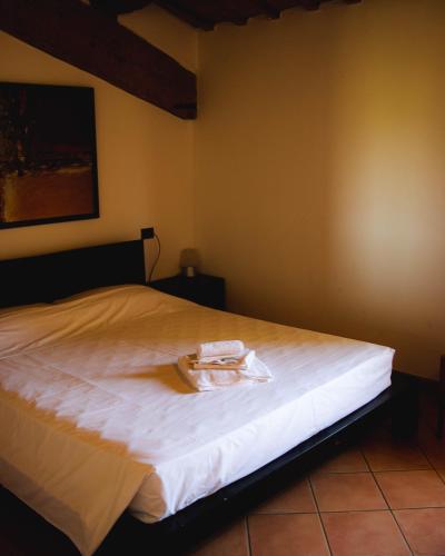 a bed with a plate on top of it at SPIEDO IMPERIALE - Locanda e Ristorante in Cotignola