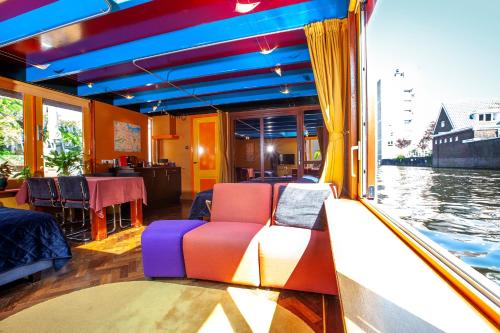 Dreamtime Houseboat