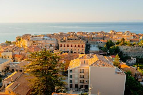 eine Luftansicht einer Stadt mit Meerblick in der Unterkunft ELISEO PALACE TROPEA in Tropea