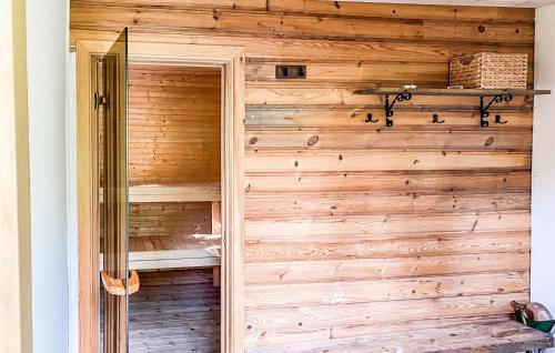 a wooden wall in a room with a shelf at Nice Home In Brcke With 2 Bedrooms, Sauna And Wifi in Baksjöbodarna
