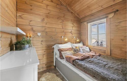 Säng eller sängar i ett rum på Gorgeous Home In Vrdal With Wifi