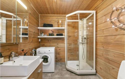 bagno con lavandino e lavatrice di Gorgeous Home In Vrdal With Wifi a Vrådal