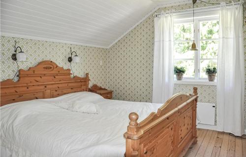 Säng eller sängar i ett rum på Cozy Home In Lesjfors With Kitchen