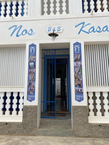 uma porta para um edifício com um sinal que não lê kabase em Nos Kasa em Sal Rei