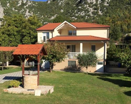ein Haus mit einem Pavillon im Hof in der Unterkunft Villa Šurmanci in Šurmanci