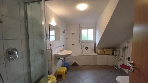 A bathroom at Ferienhof Metzler