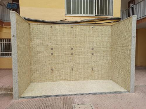 ceglana ściana z guzikami na boku budynku w obiekcie Joyitas Gandía Beach w mieście Playa de Gandia