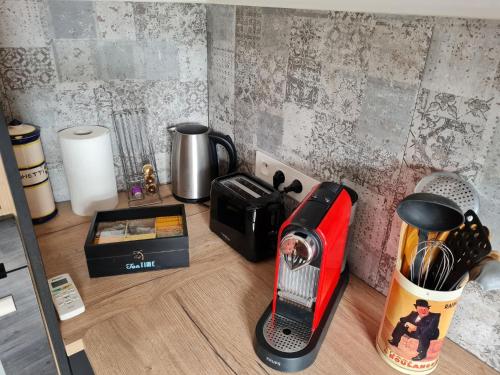 a kitchen counter with a hair dryer and a toaster at Lumineux Duplex au coeur de l'Isle in LʼIsle-sur-la-Sorgue