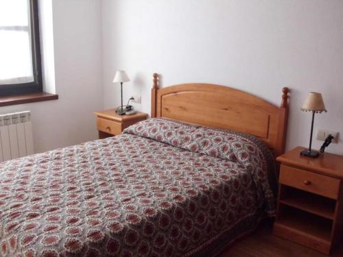 1 dormitorio con 1 cama y 2 mesas con lámparas en Apartamentos Nevados 19103IZ, en Anciles