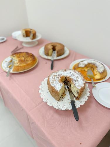 Hotel Uruguay Brasil في ريفيرا: طاولة وردية بالإضافة إلى أطباق من المعجنات والحلويات