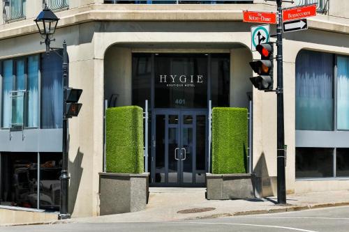 un semáforo frente a un gran edificio en Hygie Boutique Hotel, en Montreal