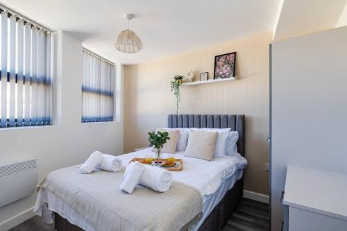 Un dormitorio con una cama y una bandeja. en Entire 1 bed apt in the centre of Stockport en Stockport
