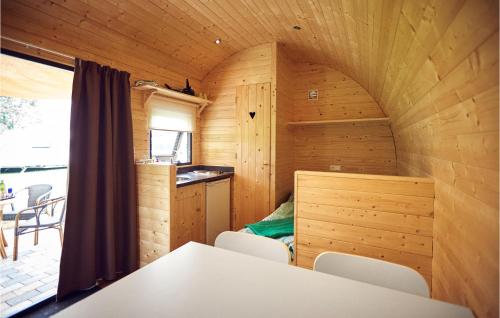 ein Zimmer mit einem Tisch und Stühlen in einem winzigen Haus in der Unterkunft Nice Home In Ssel With Lake View in Süsel