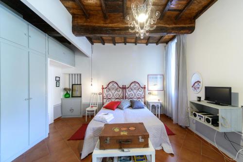 um quarto com uma cama grande e uma cabeceira em madeira em B&B La Polinnia em Bagnoregio
