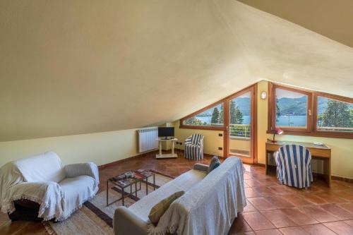 En eller flere senge i et værelse på Casa Caterina Mansarda vista Lago