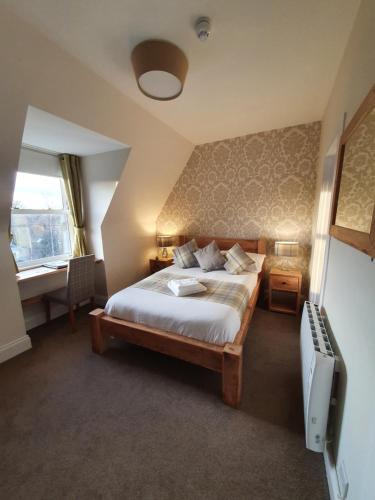 愛丁堡的住宿－克雷格米勒公園18號旅館，一间卧室配有一张床和一台电视。