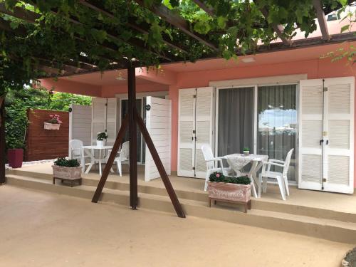 Φωτογραφία από το άλμπουμ του Plaisir Rooms σε Makryámmos