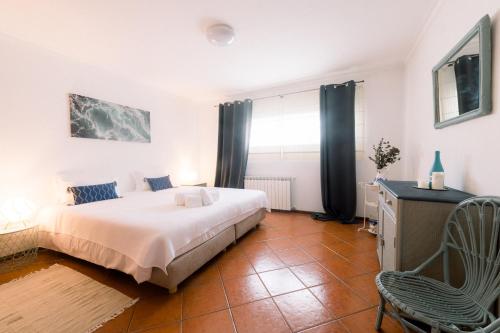 una camera da letto con un letto, una scrivania e una sedia di Itaca Experience Playa do Cabedelo a Viana do Castelo