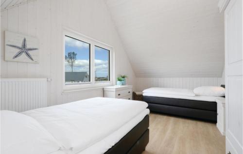 オルペニッツにあるBeach Front Home In Ostseeresort Olpenitz With Kitchenの白い部屋 ベッド2台 窓付