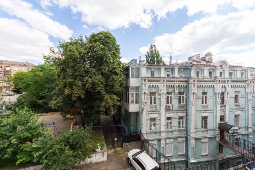 an apartment building with a car parked in front of it at DayFlat Apartments Maidan Area in Kyiv
