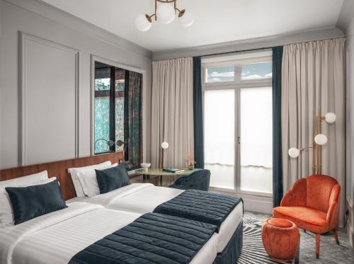 Een bed of bedden in een kamer bij M Social Hotel Paris Opera