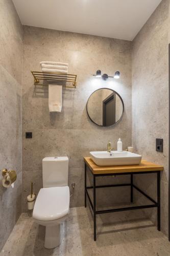 Ein Badezimmer in der Unterkunft DayFlat Apartments Khreschatyk