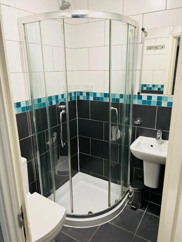 un bagno con doccia, WC e lavandino di Comfotel BLU a Londra