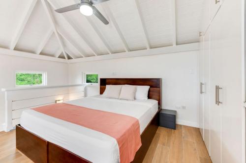 een slaapkamer met een groot bed in een kamer bij Westmoreland Cottage in Saint James