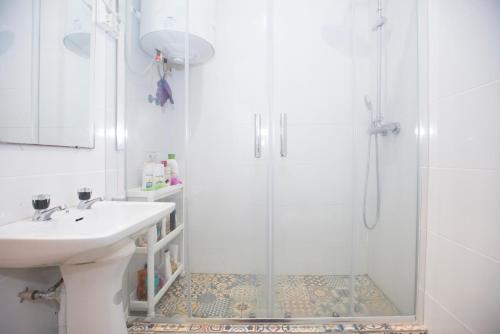 een badkamer met een wastafel en een douche bij Travel & Live Marques in Porto