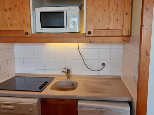 アーク 1801にあるAppartement 3 pièces 6 pers, Résidence calme proche télécabine, animaux admis, Arc 1800 - FR-1-411-34のシンクと電子レンジ付きのキッチン