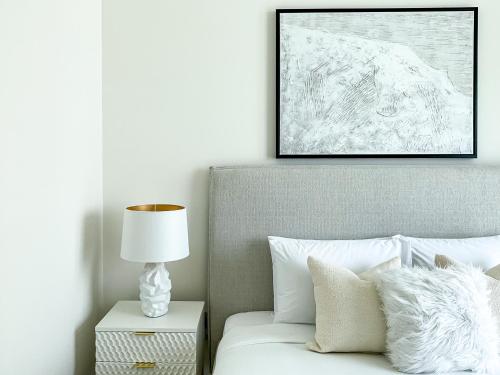 a bedroom with a bed and a picture on the wall at HiGuests - Superlative apt with private beach access in Dubai