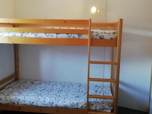 une chambre avec deux lits superposés et une échelle dans l'établissement Charmant duplex 3 pièces, 6 personnes, proche des pistes, animaux admis - Les Arcs 1800 - FR-1-411-228, à Arc 1800
