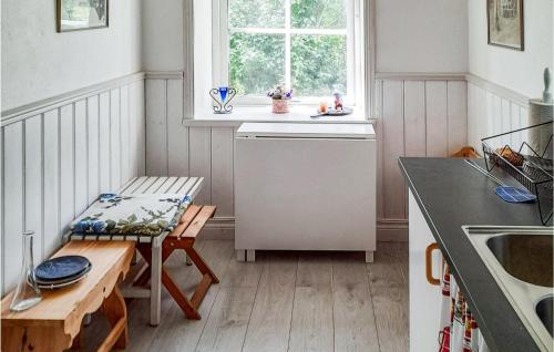 a kitchen with a bench and a table in it at Awesome Home In Dalahusby With Kitchen in Dala Husby