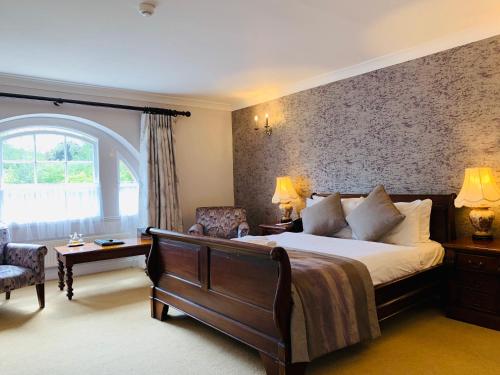 Una cama o camas en una habitación de Best Western Moore Place Hotel