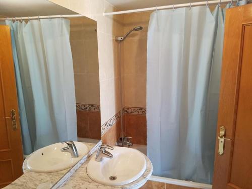 W łazience znajduje się umywalka i prysznic. w obiekcie residencial nerea w mieście Peñíscola