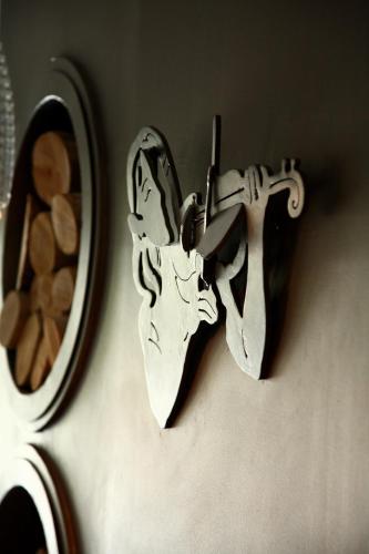 a pair of metal hooks on a wall next to a mirror at Mousiko Pandoxeio in Stení Dhírfios