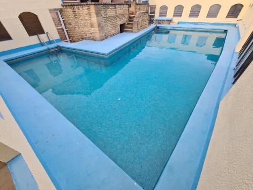 בריכת השחייה שנמצאת ב-Suite parentale Castillon du Gard או באזור