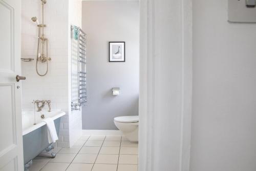 Holm House - Stylish Coastal Suites - HEDD Spa - Silures Bar & Restaurant photo 100