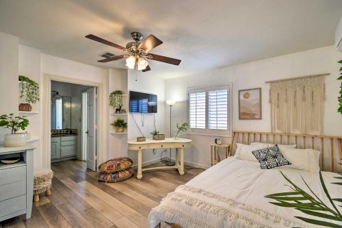 una camera da letto con un letto e un ventilatore a soffitto di Warm and Welcoming Home Walk to Encanto Park! a Phoenix