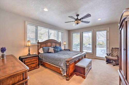 1 dormitorio con 1 cama y ventilador de techo en Vivid Twin Falls Retreat with Snake River Views en Twin Falls