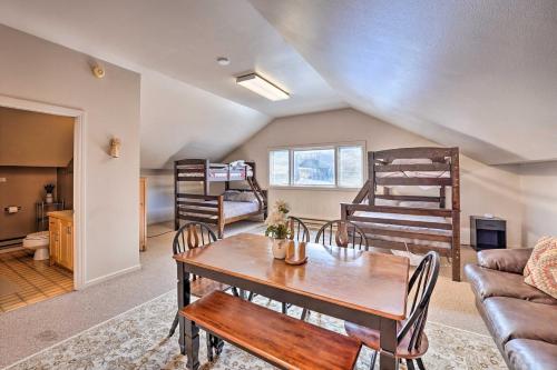 Hot Tub and Snake River Views at Twin Falls Homeにあるシーティングエリア