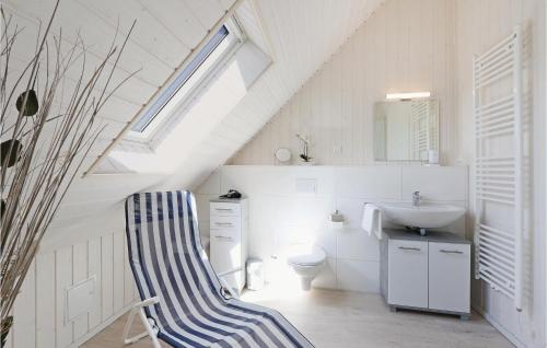 uma casa de banho branca com um lavatório e um WC em Gorgeous Home In Ostseeresort Olpenitz With Wifi em Olpenitz