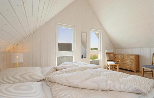 オルペニッツにあるNice Home In Ostseeresort Olpenitz With Wifiの白い部屋 ベッド2台 窓2つ付