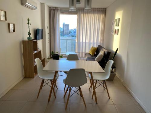 Departamento céntrico - Leer condiciones y precio في ريو كوارتو: غرفة معيشة مع طاولة وكراسي وأريكة